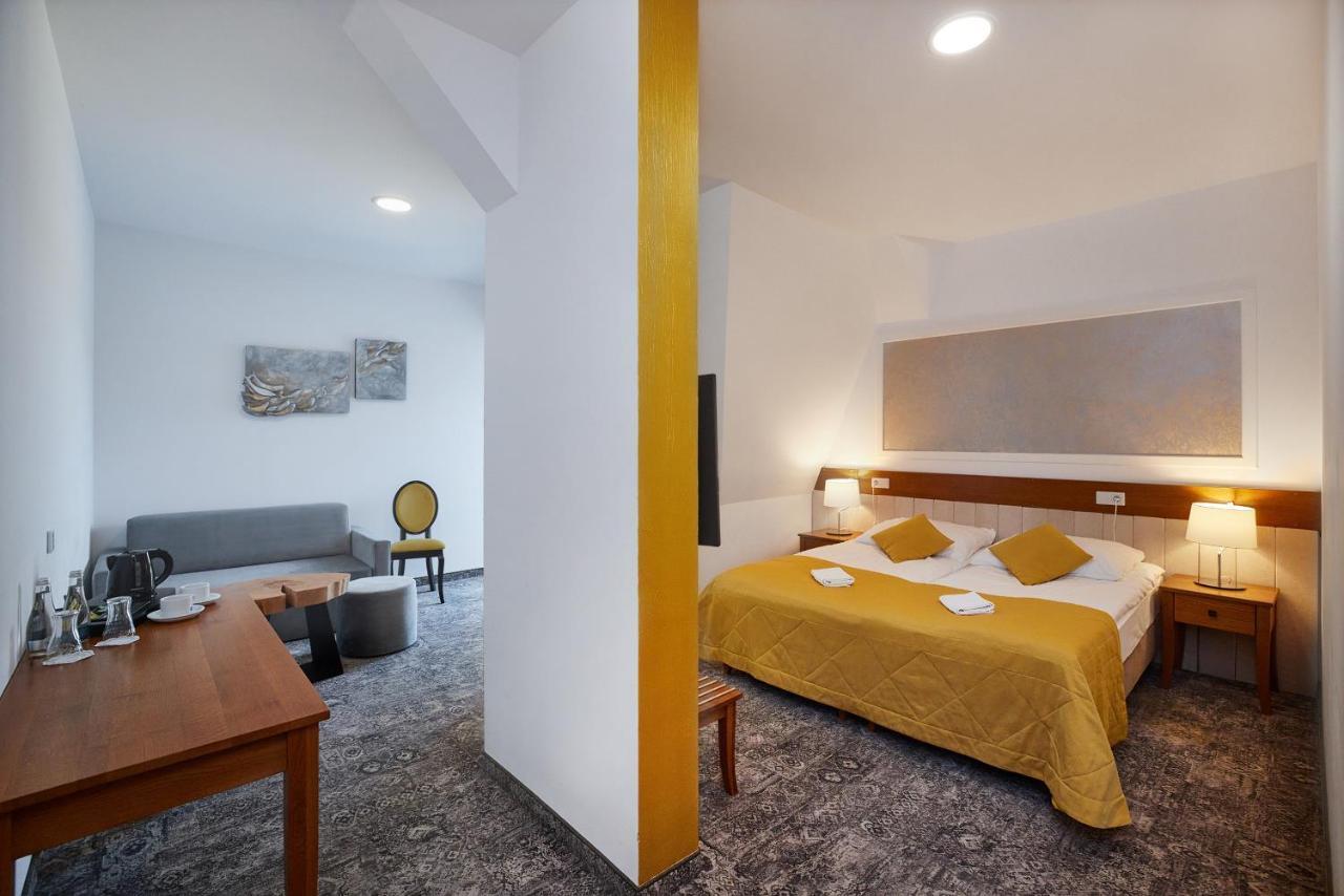 Hotel Debowy Dwor Ruda Rozaniecka Exteriér fotografie