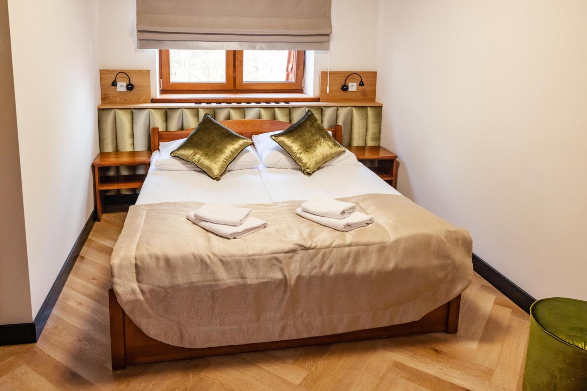 Hotel Debowy Dwor Ruda Rozaniecka Exteriér fotografie